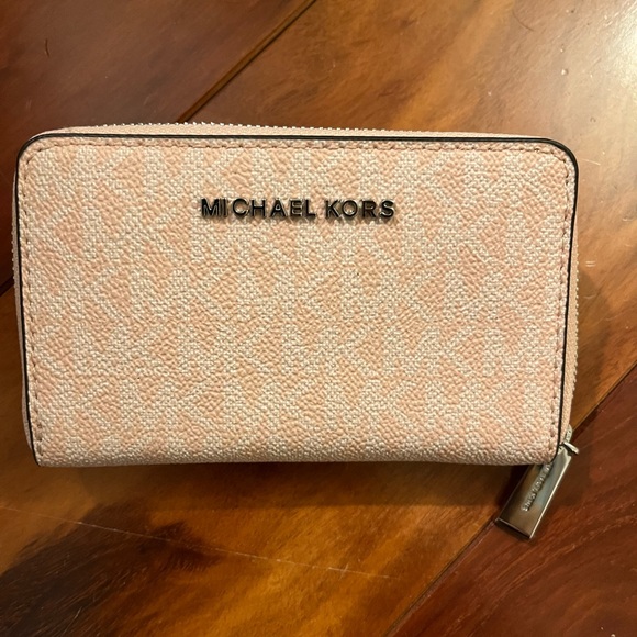 Michael Kors Blush Textured Wallet - Picture 1 of 4